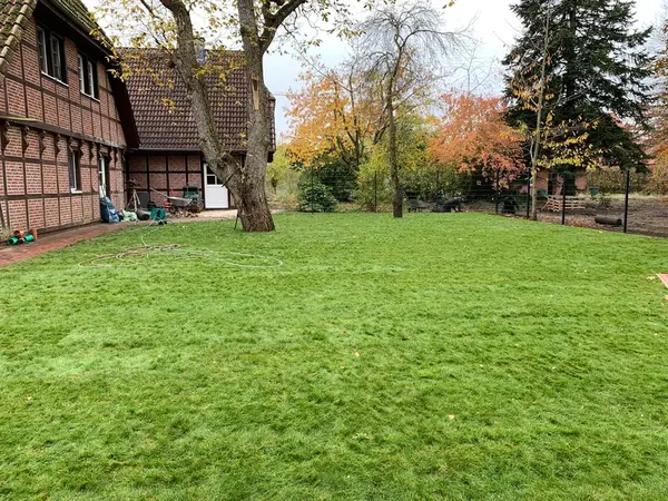 Herbstlicher Garten am Fachwerkhaus