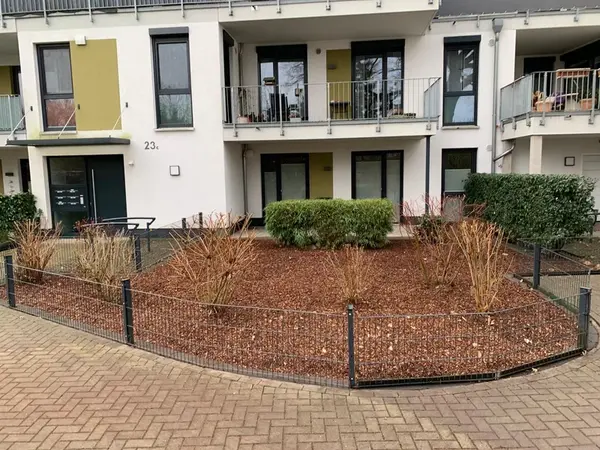 Wohnanlage mit Mulchbeeten