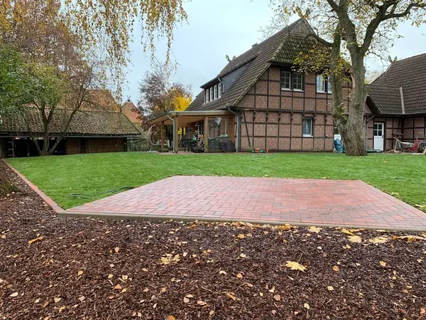 Laub im gepflegten Garten