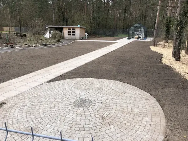 Gartenlandschaft mit Gewächshaus