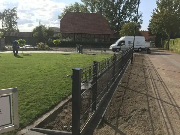 Baumpflanzung am Zaun