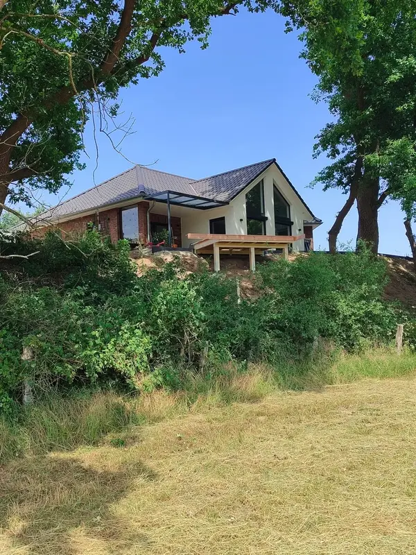 Hausansicht mit Holzdeck