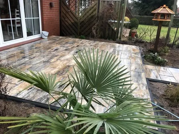 Kleinterrasse mit Vogelhaus