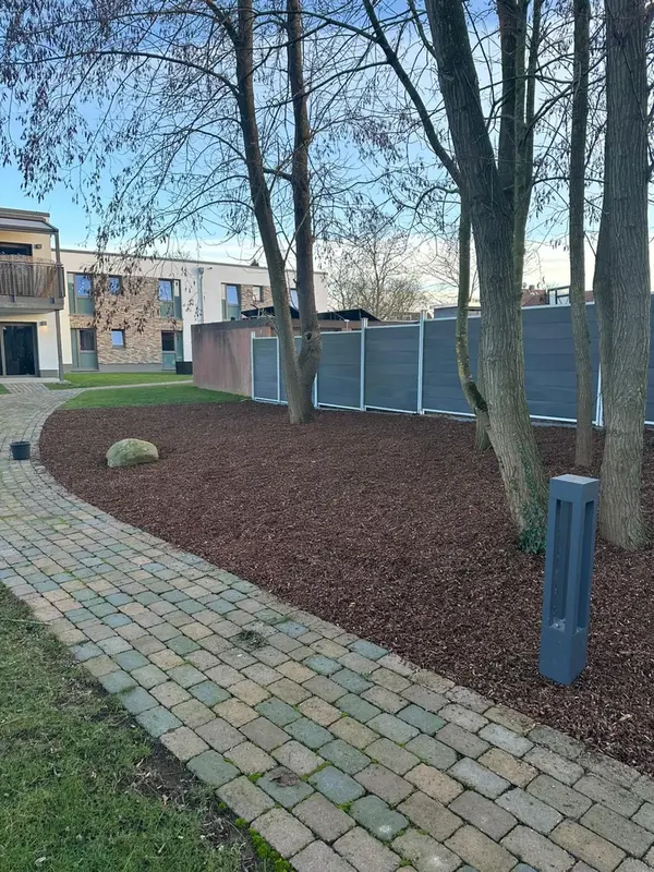 Geschwungener Gartenweg