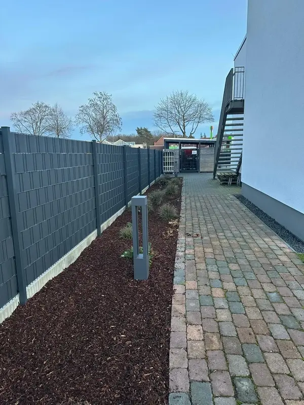 Pflasterweg mit Beleuchtung