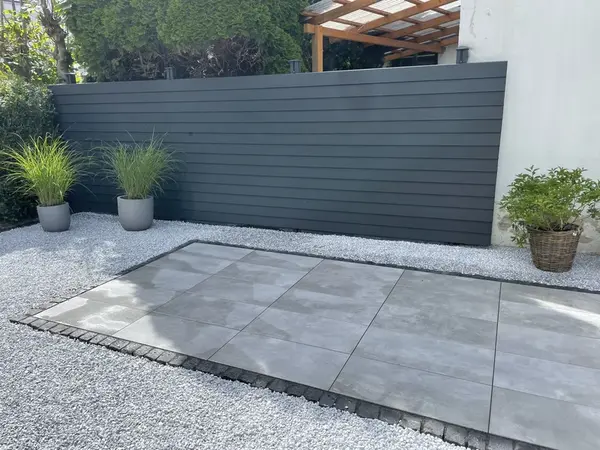 Kiesgarten mit Pflasterfläche