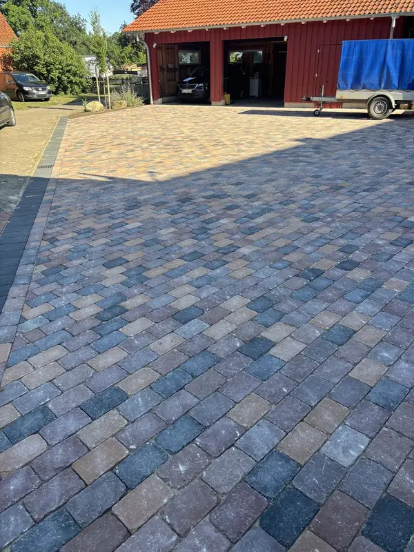 PKW-Stellplatz gepflastert