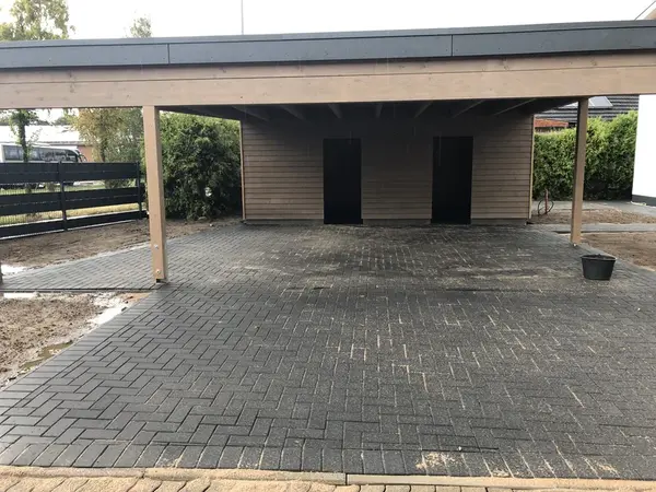 Unterstand mit Pflasterboden