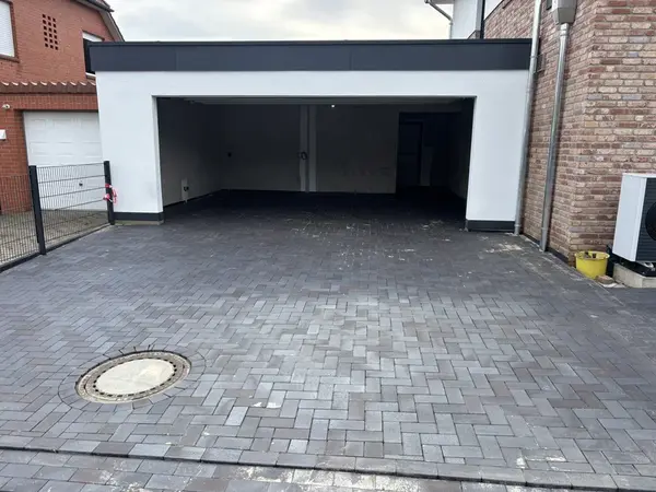 Vorplatz und Garage