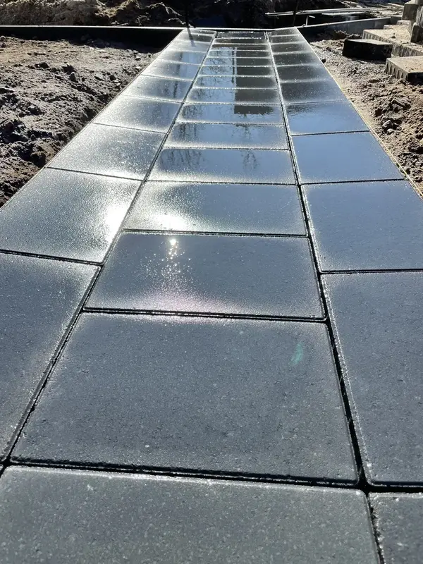 Nasses Natursteinpflaster