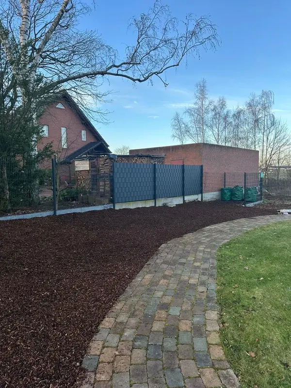 Kiesweg im Unterholz