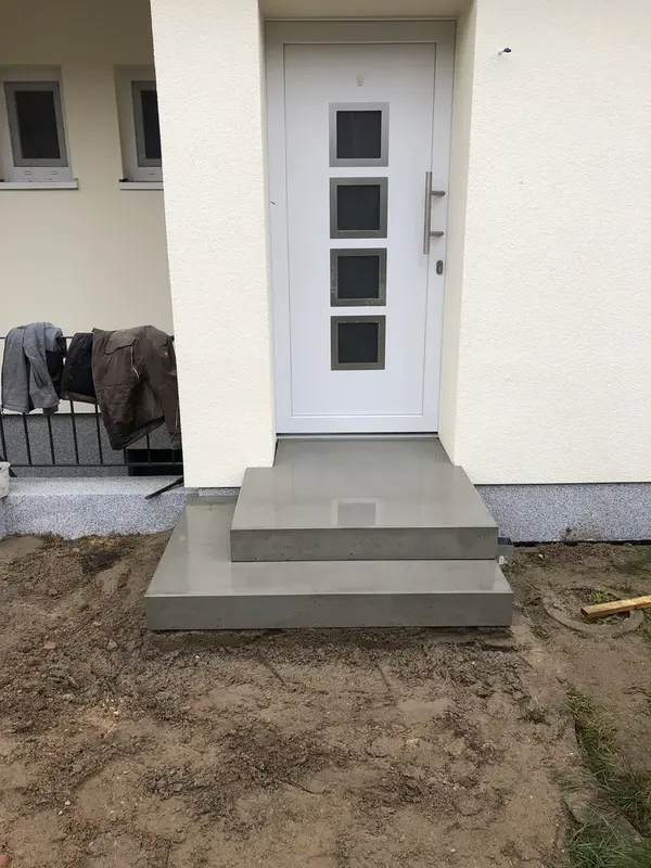 Betonierte Eingangsstufen