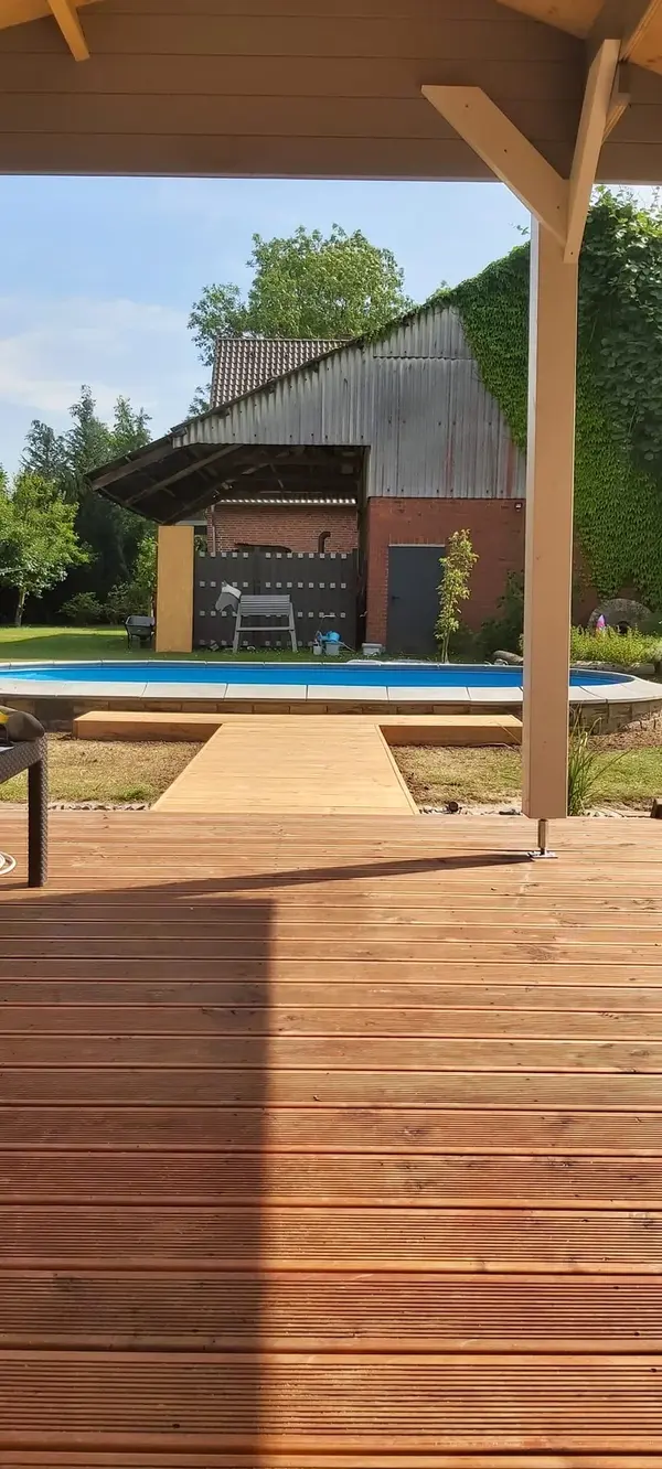 Poollandschaft mit Holzdeck