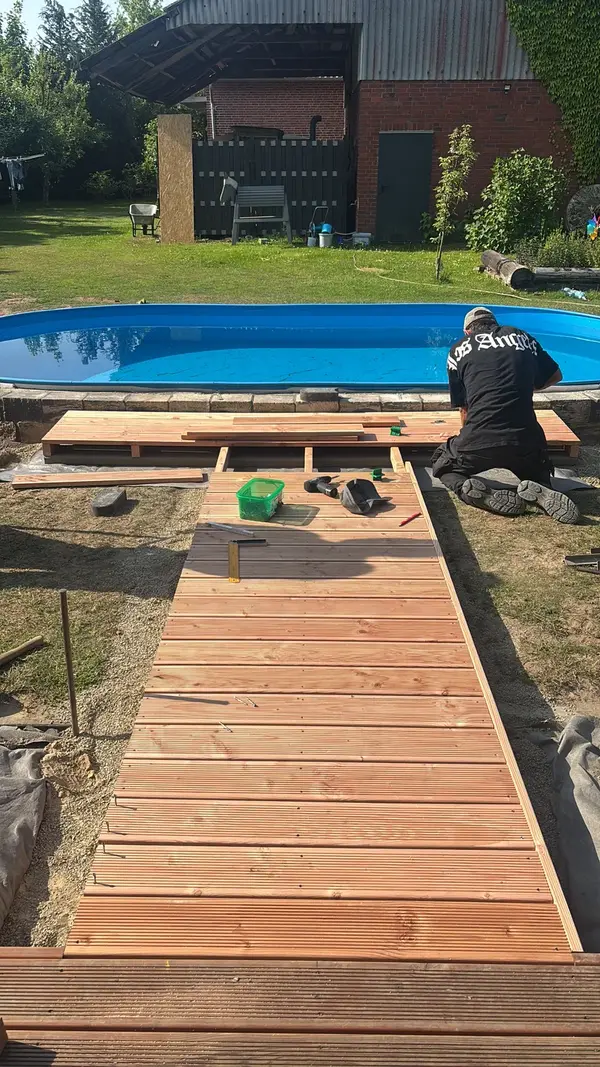 Montage Holzsteg am Pool