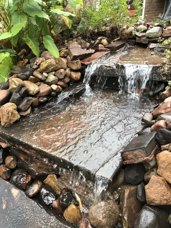 Natursteinwasserfall