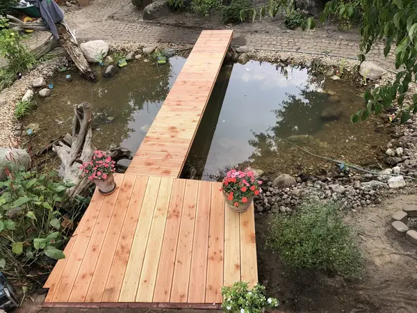 Brücke über den Gartenteich