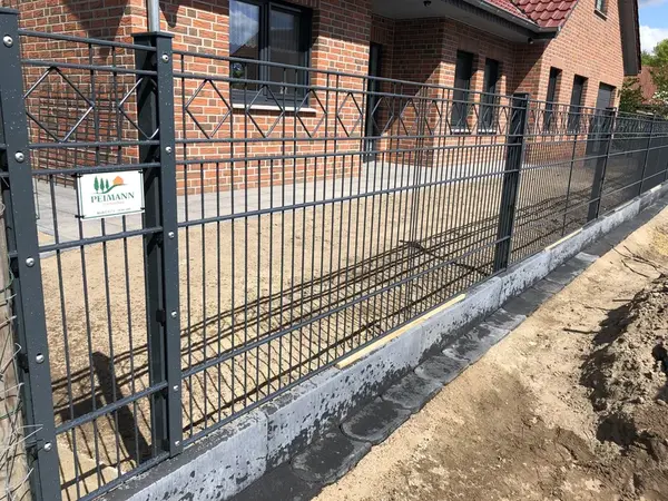 Firmenwerbung am Zaun