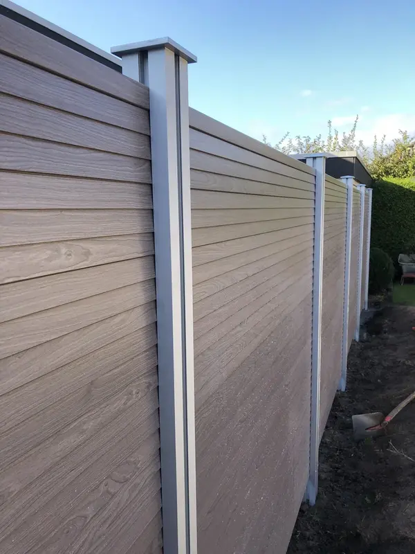 Zaunmontage im Rohbau