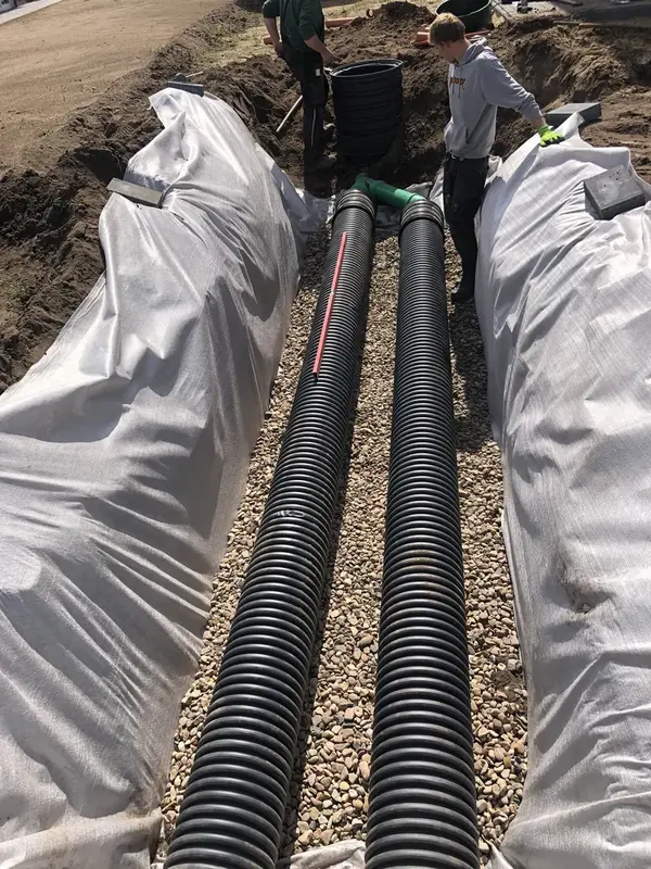 Drainagearbeiten im Graben